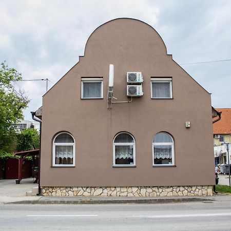 Fitt Maganszallashely Sásd 外观 照片