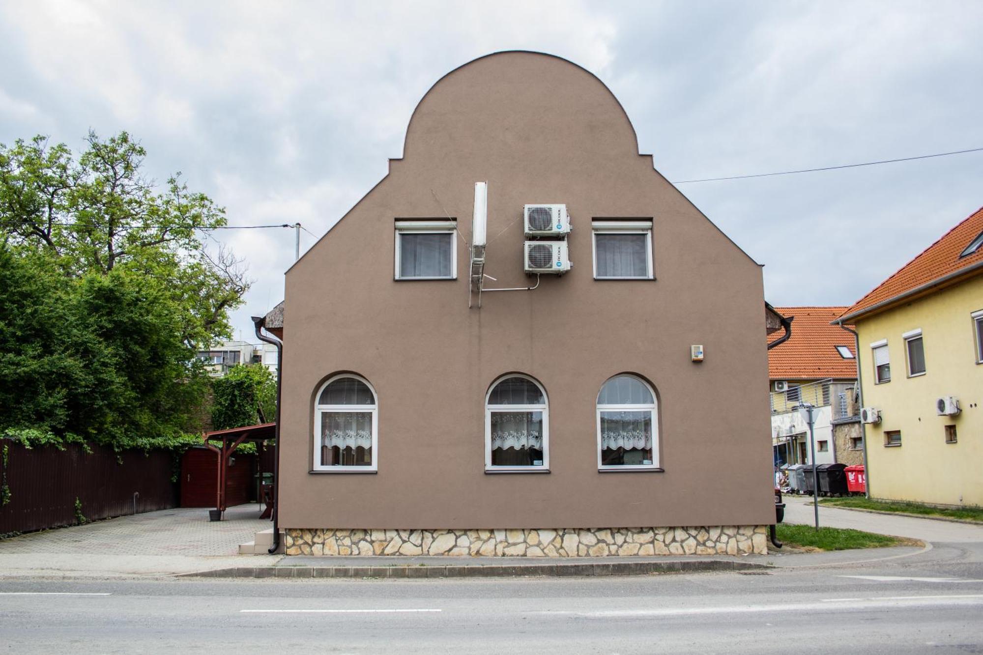 Fitt Maganszallashely Sásd 外观 照片