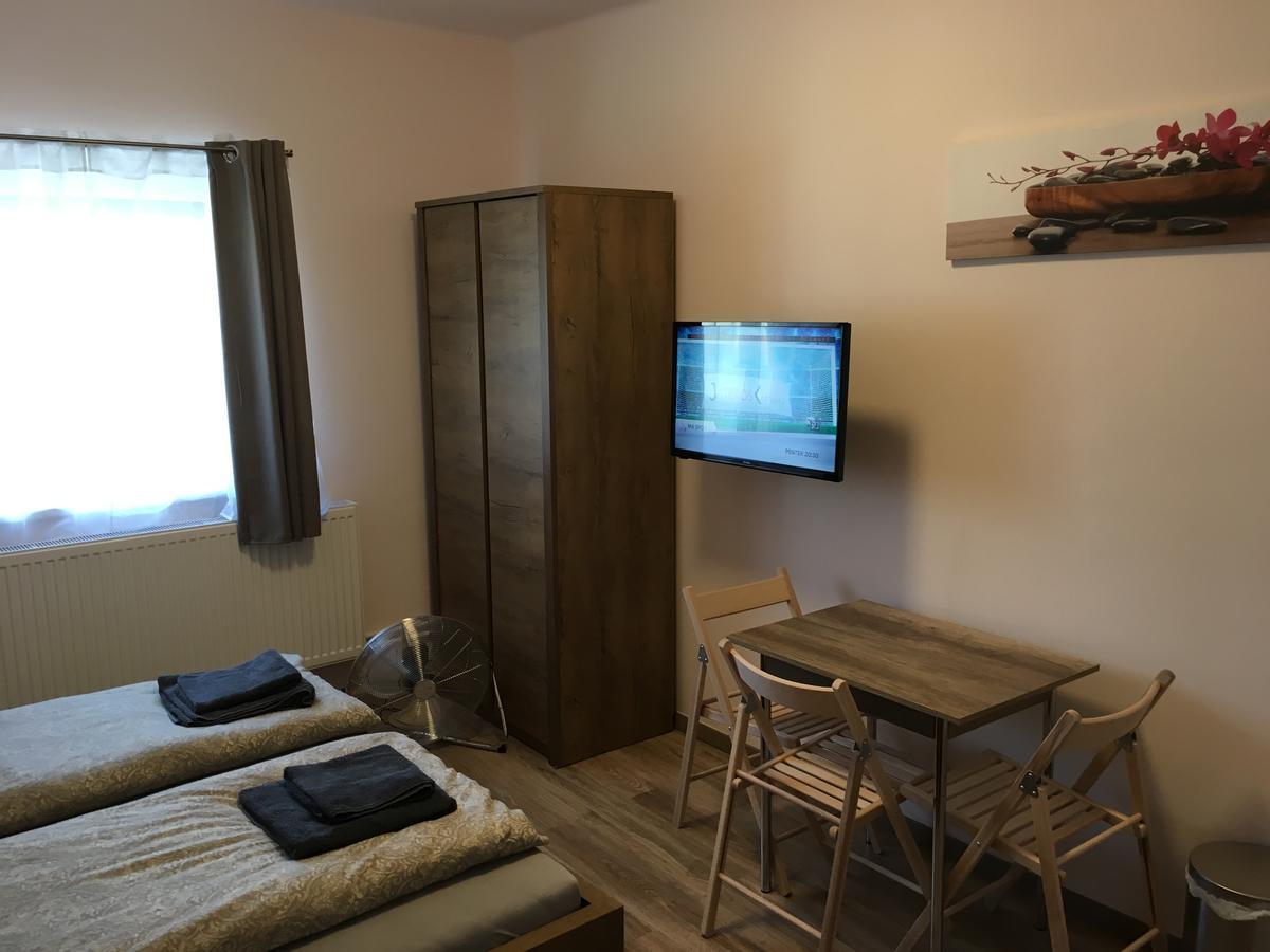 Fitt Maganszallashely Sásd 外观 照片